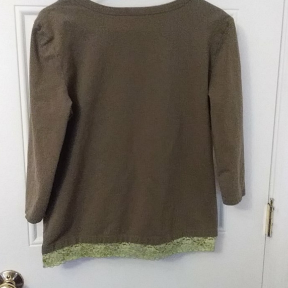 3/4 sleeve vneck top. - Picture 4 of 5